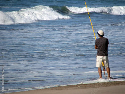 Hombre pescando en el mar.