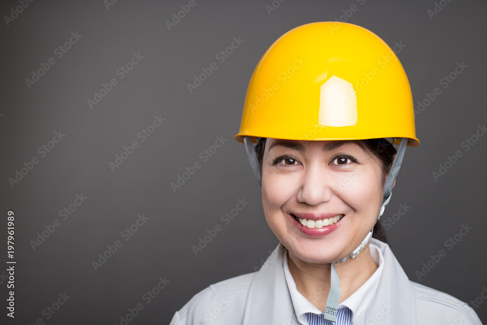 作業服を着ている女性 笑顔 作業服を着ている女性 笑顔