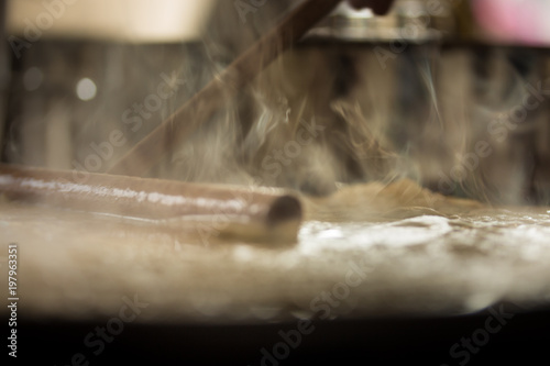 Crepe Zubereitung auf Crepe Gerät Teig Heiß Holz Splitter