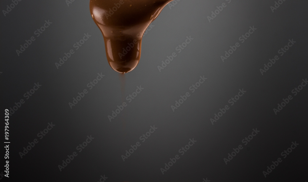 Flüssige Schokolade oben dunkler Hintergrund