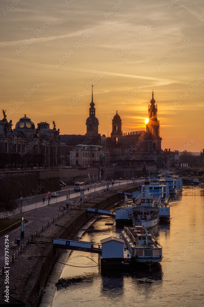 Terrassenufer von Dresden zu Sonnenuntergang