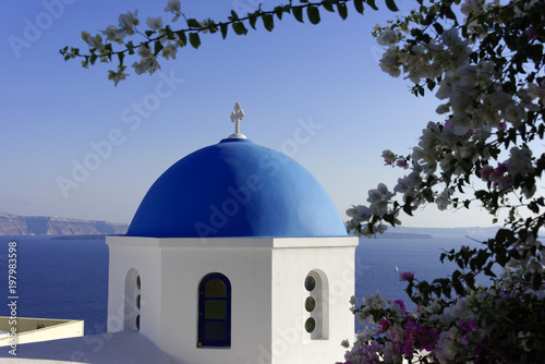 Blaue Kuppel einer byzantinisch-orthodoxen Kirche, Oia, Santorin, Kykladen, Griechenland, Europa