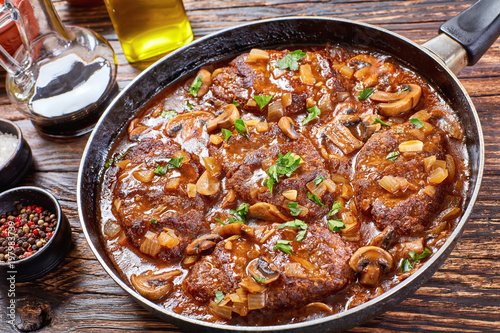 salisbury beef steaks with mushroom gravy