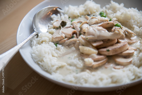 Wallpaper Mural Typisches Hühnerfrikassee mit Champignons, Erbsen, Spargel und Reis Torontodigital.ca