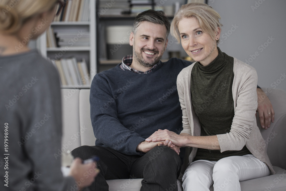 Fototapeta premium Happy couple with psychologist