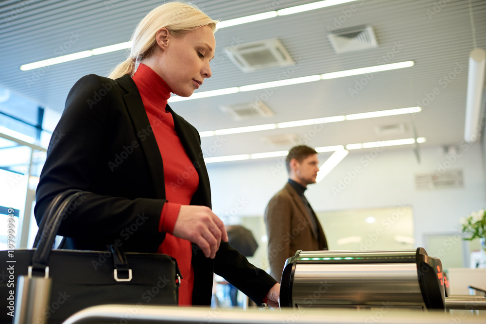 Φωτογραφία Side view portrait of pretty blonde businesswoman swiping card passing turnstile