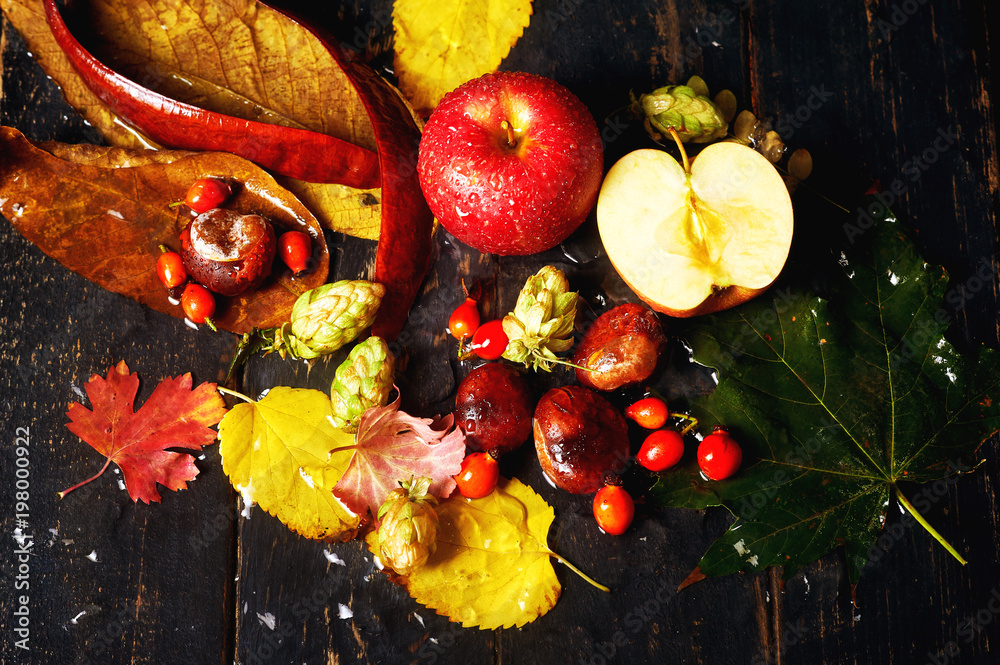 Naklejka premium Still life with red Apple on a wooden table