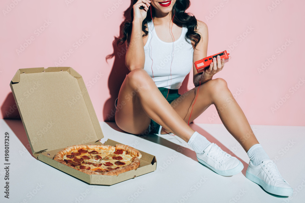 Φωτογραφία cropped shot of smiling woman with retro music player and delivery box with pizz