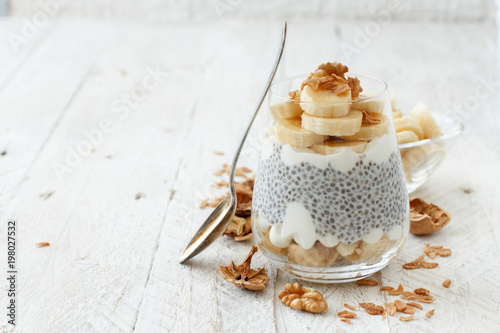 Фотография Chia pudding parfait with banana