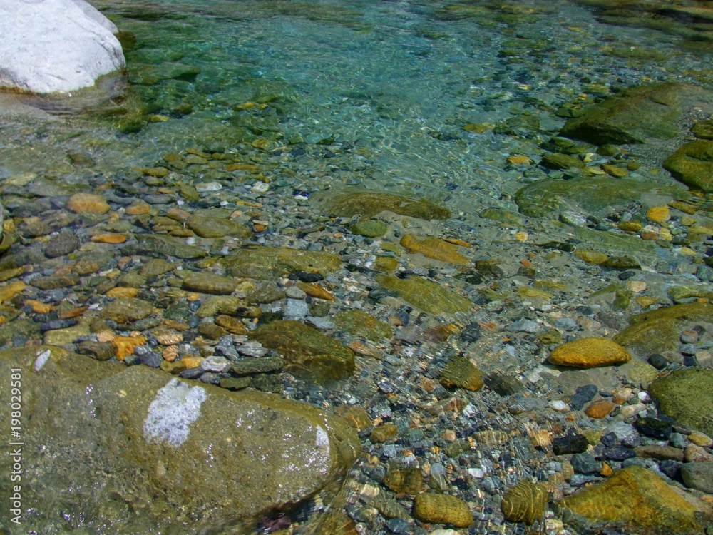 エメラルド色の冷たい透明な川