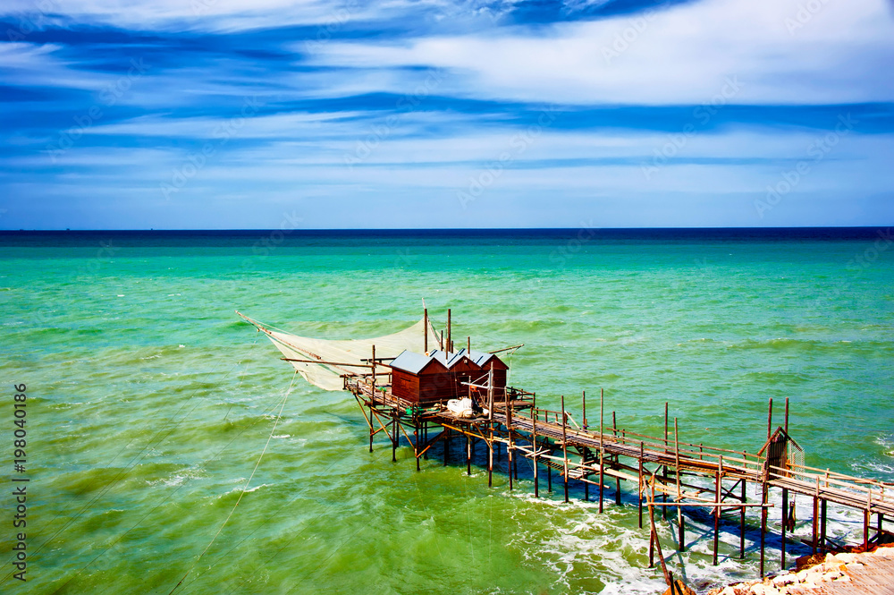 Φωτογραφία Ancient Trabucco, typical fishing machine of the city of Termoli, located on the Gargano Coast, Apulia's national park in Italy