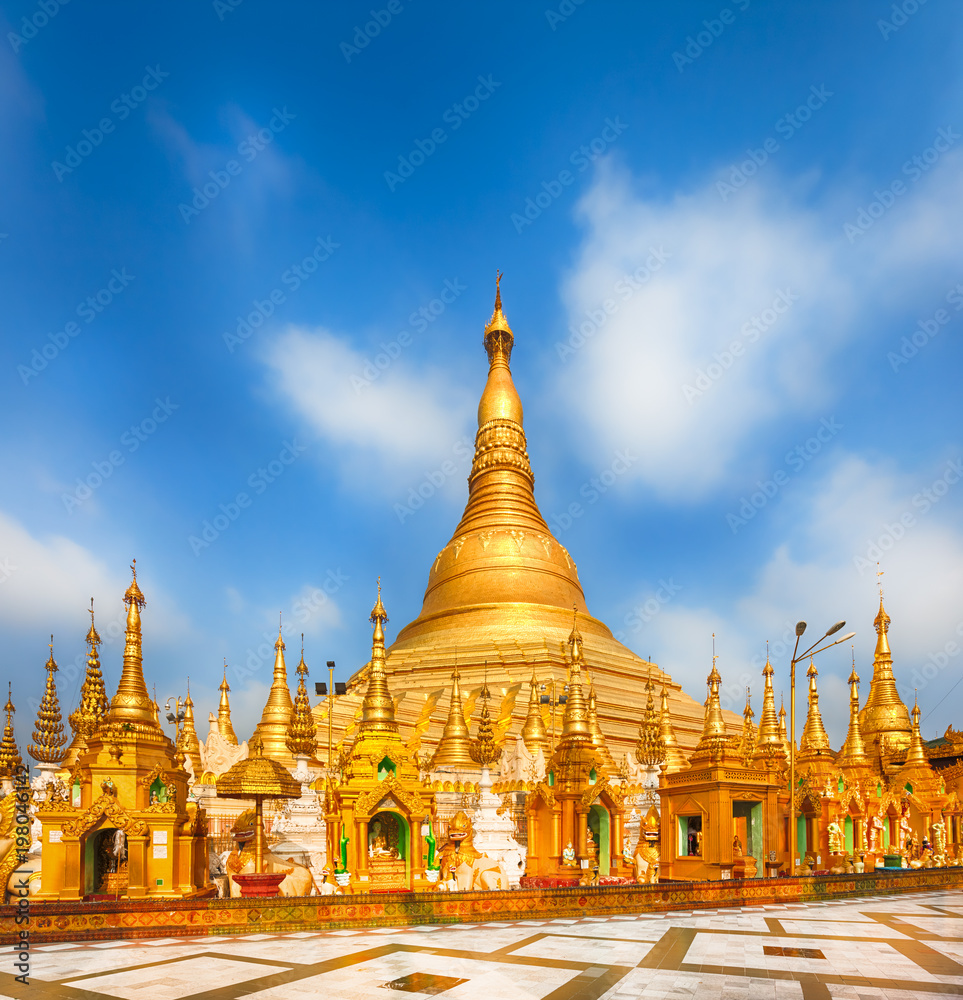 Fototapeta premium Shwedagon pagoda in Yangon. Myanmar.