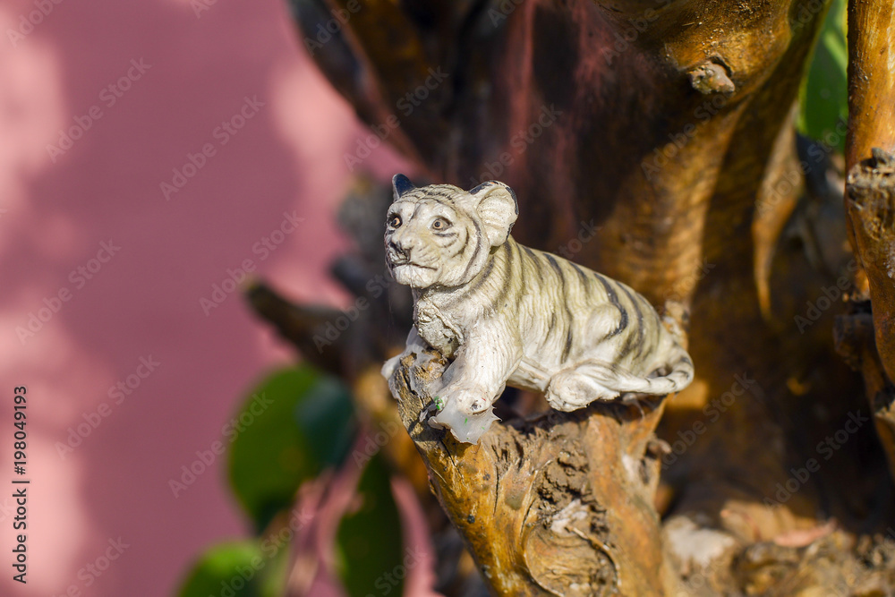 Naklejka premium tiger sculpture on tree