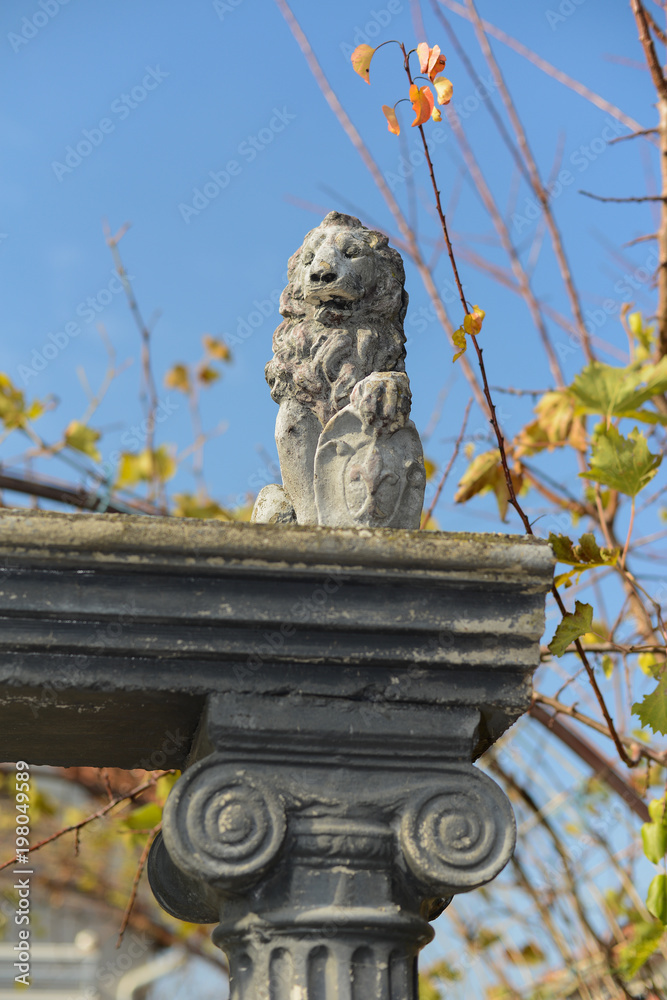 Naklejka premium Stone lion on gate
