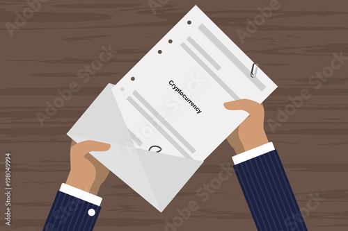 Person öffnet Brief - Kryptowährung