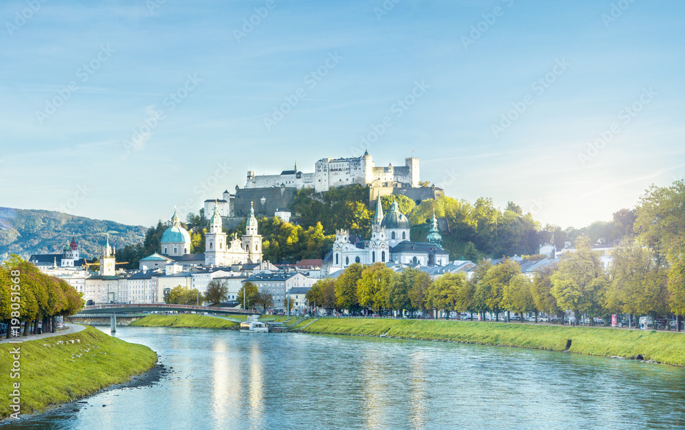 Blick auf Salzburg im Sommer mit der Festung Hohensalzburg - Stadt Salzburg, Austria Blick auf Salzburg im Sommer mit der Festung Hohensalzburg - Stadt Salzburg, Austria