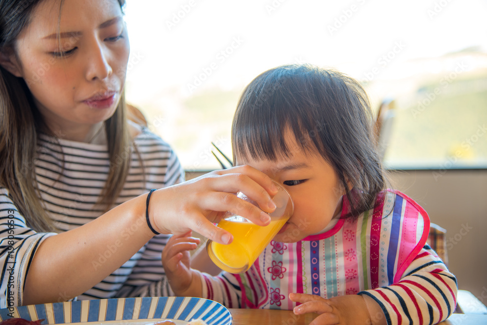 ・飲む・コップ・赤ちゃん ・飲む・コップ・赤ちゃん