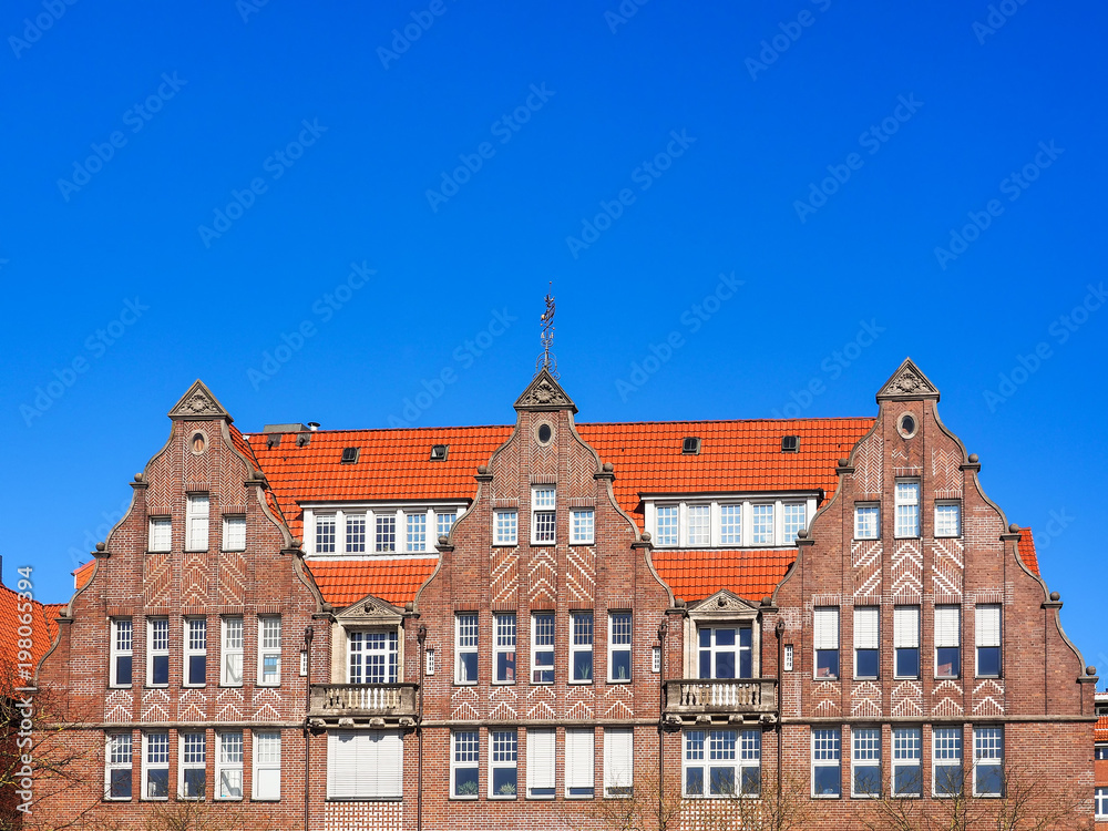 Giebel alter Backsteinhäuser an der Weserpromenade Schlachte in Bremen, Deutschland