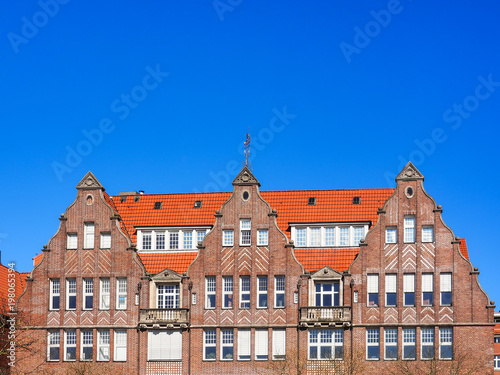 Giebel alter Backsteinhäuser an der Weserpromenade Schlachte in Bremen, Deutschland