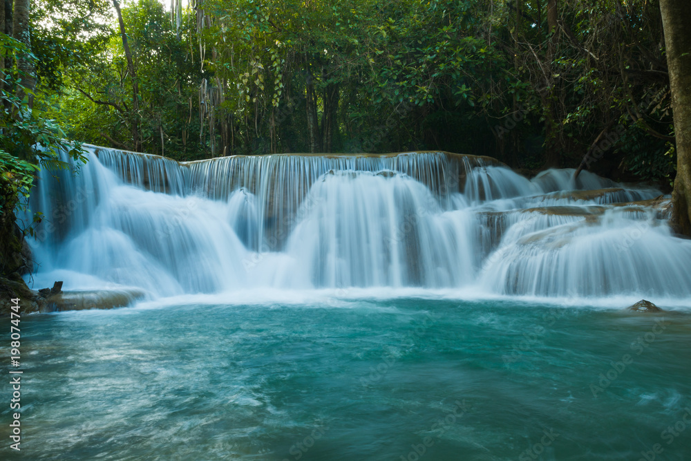 Fototapeta premium Wodospady Huay Mae Khamin w głębokim lesie w Parku Narodowym Srinakarin, Kanchanaburi, Piękny strumień wody słynny wodospad w lesie deszczowym w Tajlandii