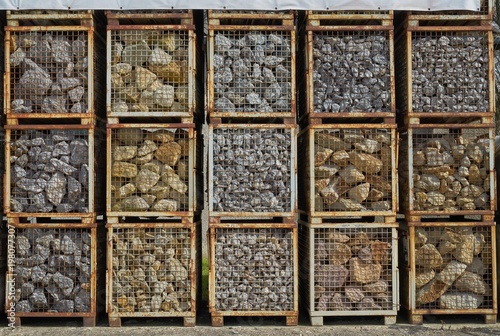 Natural stones in stackable lattice boxes