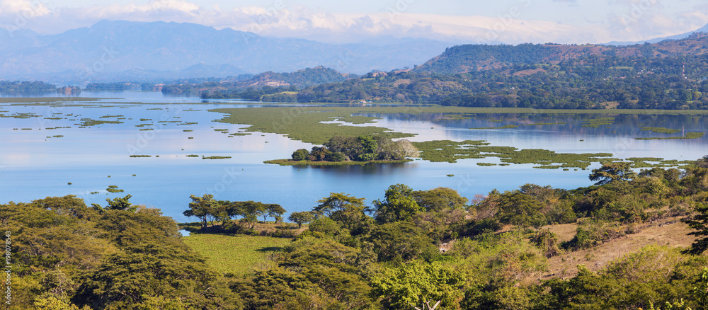 Fototapeta premium Lake Suchitlan seen from Suchitoto