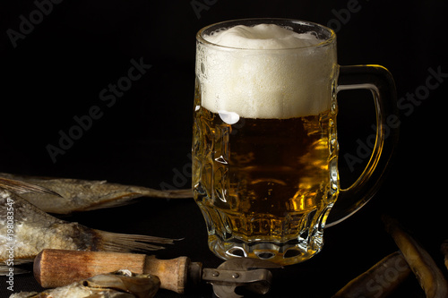 пиво свежее стоит на столе в бокале рядом лежит рыба 