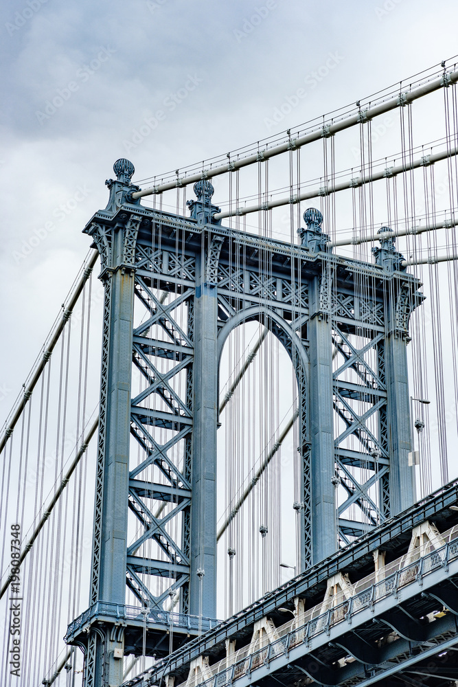 Fototapeta premium The famous Manhattan bridge spanning the East River between Brooklyn and lower Manhattan