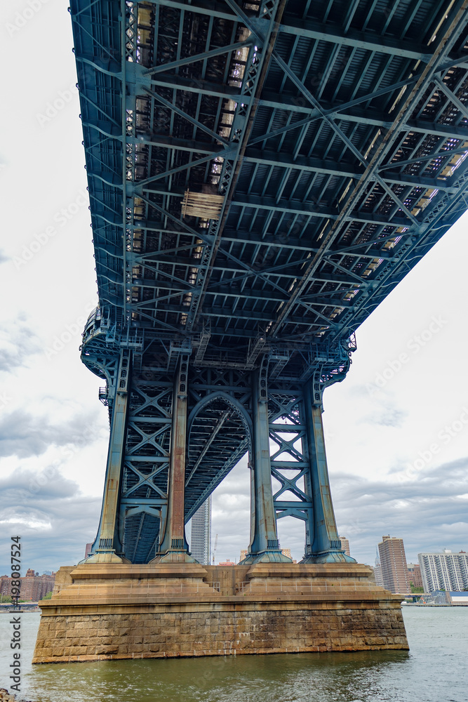 Fototapeta premium The famous Manhattan bridge spanning the East River between Brooklyn and lower Manhattan