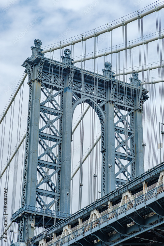 Fototapeta premium The famous Manhattan bridge spanning the East River between Brooklyn and lower Manhattan