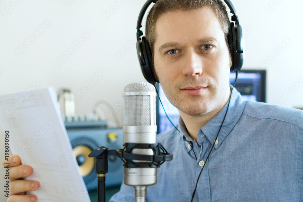 Ταπετσαρία Handsome man recording an advertisement on the radio station.