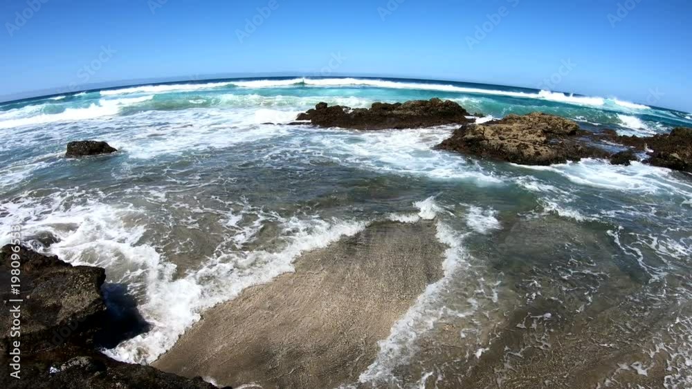 Riesenwellen an der Westküste von Fuerteventura, Surferparadies, Vulkaninsel, 4K