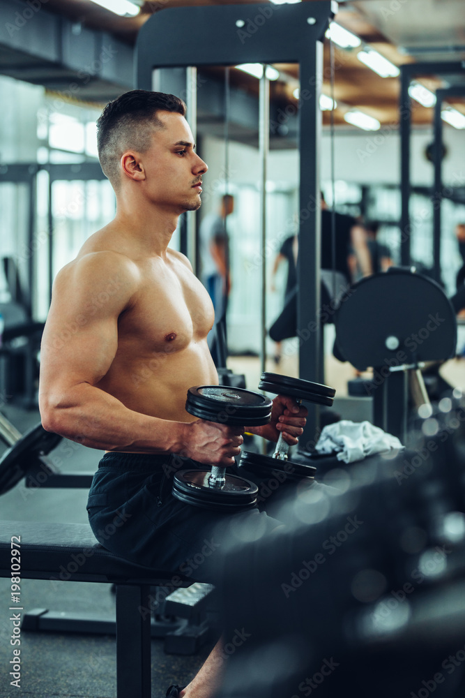 Naklejka premium Looking good takes focus and determination