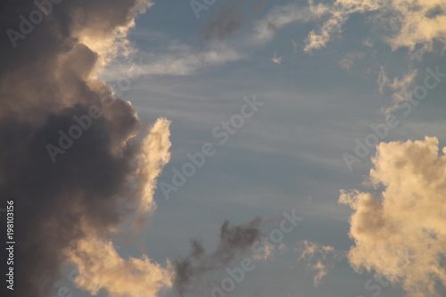 Wolken mit Hell-Dunkel-Kontrast