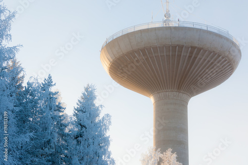 Schilderij op canvas Big water tower in cold winter weather