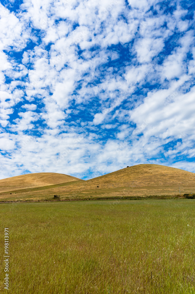 Obraz premium Picturesque landscape of vast hills and sky