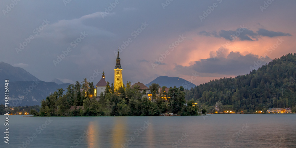 Naklejka premium Lake bled with church under storm