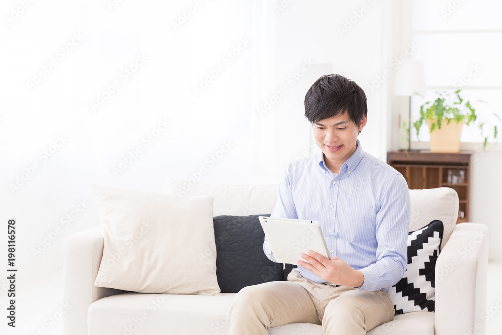 タブレットを見る男性 タブレットを見る男性