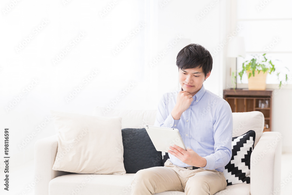 タブレットを見る男性 考える タブレットを見る男性 考える