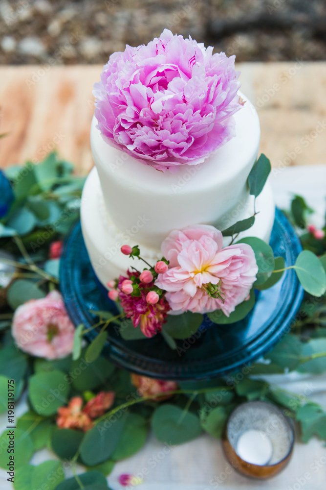 Wedding Cake with bohemian style flower decoration