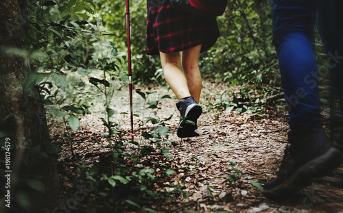 Trekking in a forest with friend © Rawpixel.com