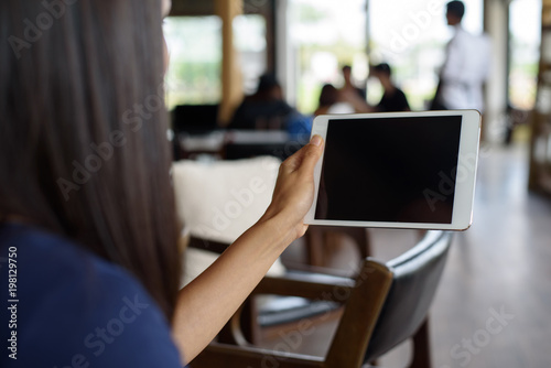 Woman hand holding tablet at cafe'