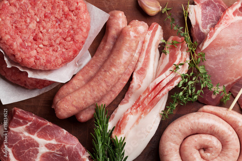 Cuadro en lienzo Raw meat and sausages
