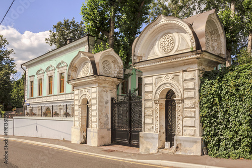 The gates of the old Morozov House, located in the Basmanny District, in the Ivanovskaya Hill area of Moscow. photo