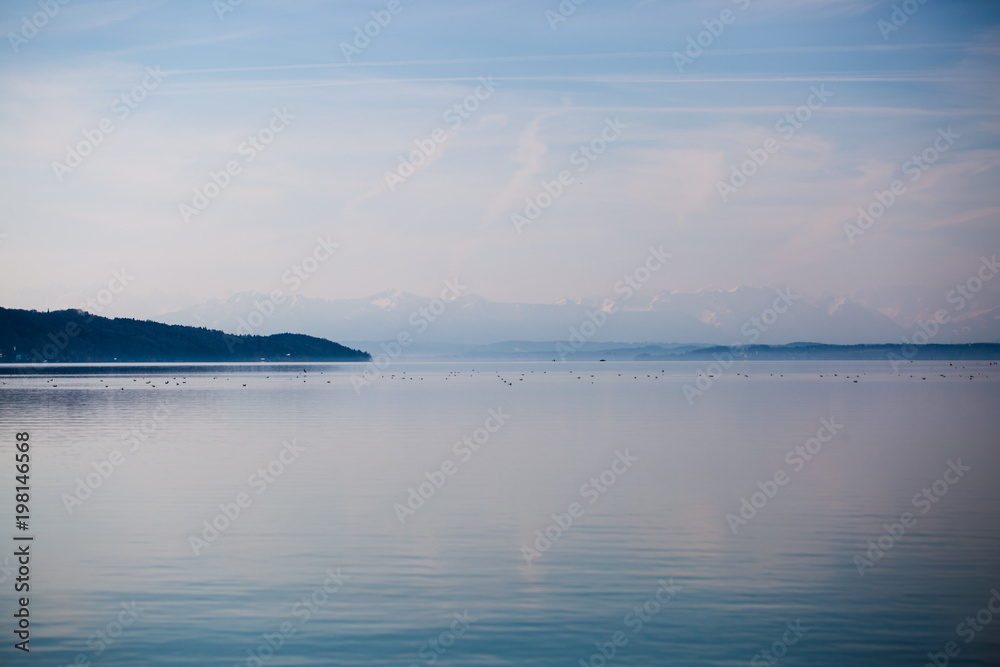 Starnberger See, im Hintergrund die Berge