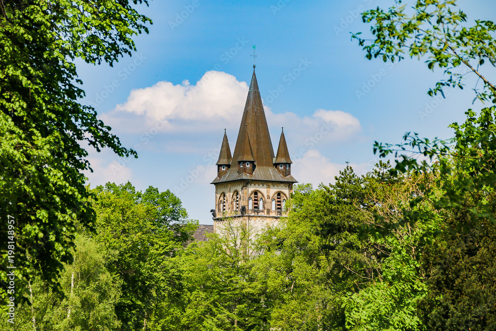 Kirche im Wald oder Park bei sonnigem Wetter Kirche im Wald oder Park bei sonnigem Wetter