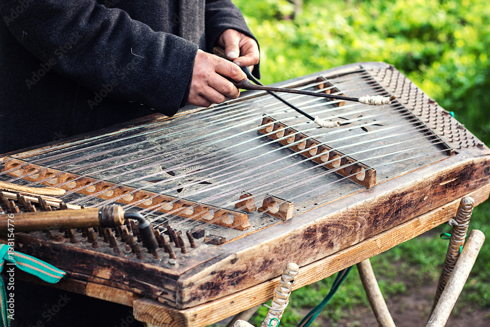 Cimbalom very special string wooden musical instrument. A street musician  plays a cimbalom. The cimbalom, tambal, hammered dulcimer with player  hands, hammers. Ukrainian national instrument folk music foto de Stock |  Adobe