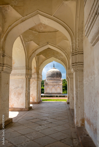 View of the Qutb Shai tombs in Hyderabad viewed from a corridor © Nicolas Faramaz
