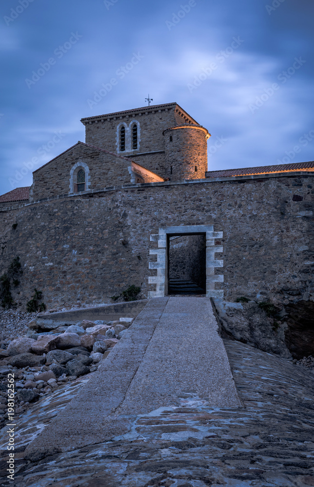 Montée vers le Prieuré Saint Nicolas à la tombée de la nuit (Les Sables d'Olonne, France)