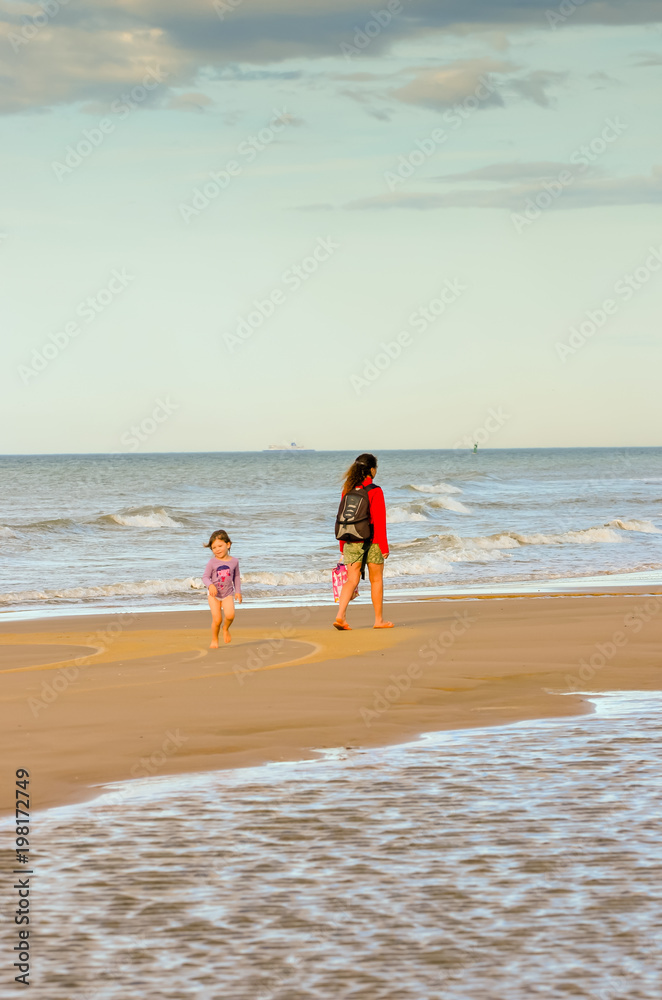 enfant sur la plage avec sa maman